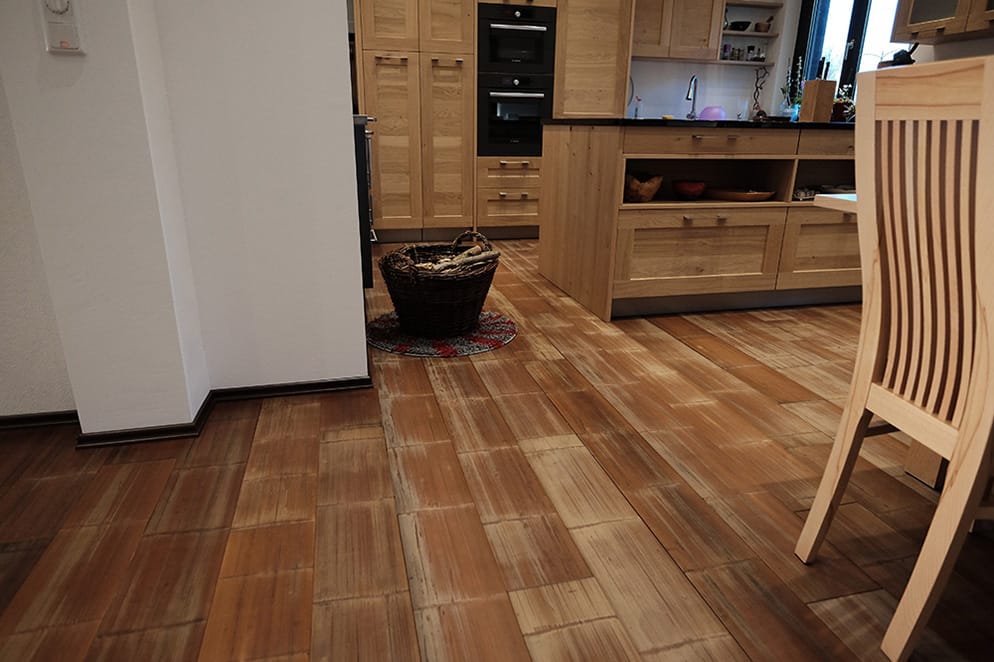 Woonkeuken met houten keukenblok en een Bamboo Forest vloer