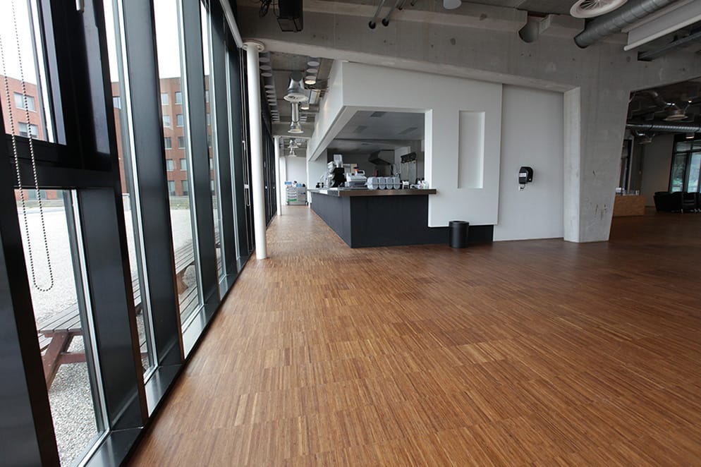 Foyer met glazen gevel en een Bamboo Industriale Density® vloer