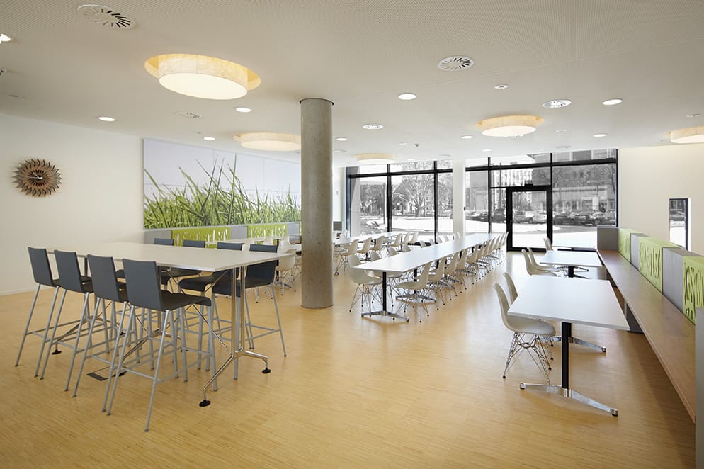 Kantine met lange tafels en een lichte Bamboo Industriale vloer
