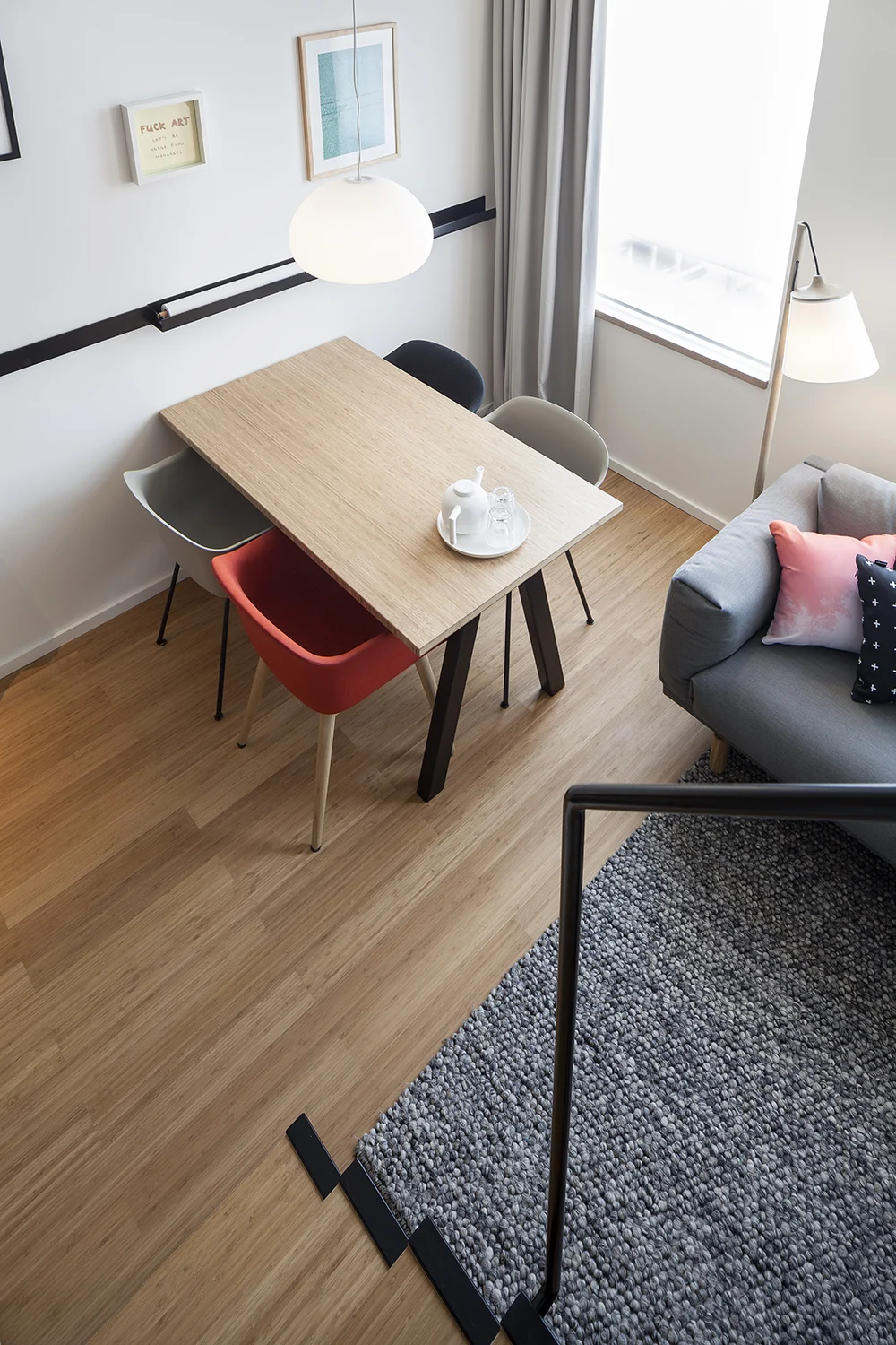 Eetkamer met bamboe parket in caramel