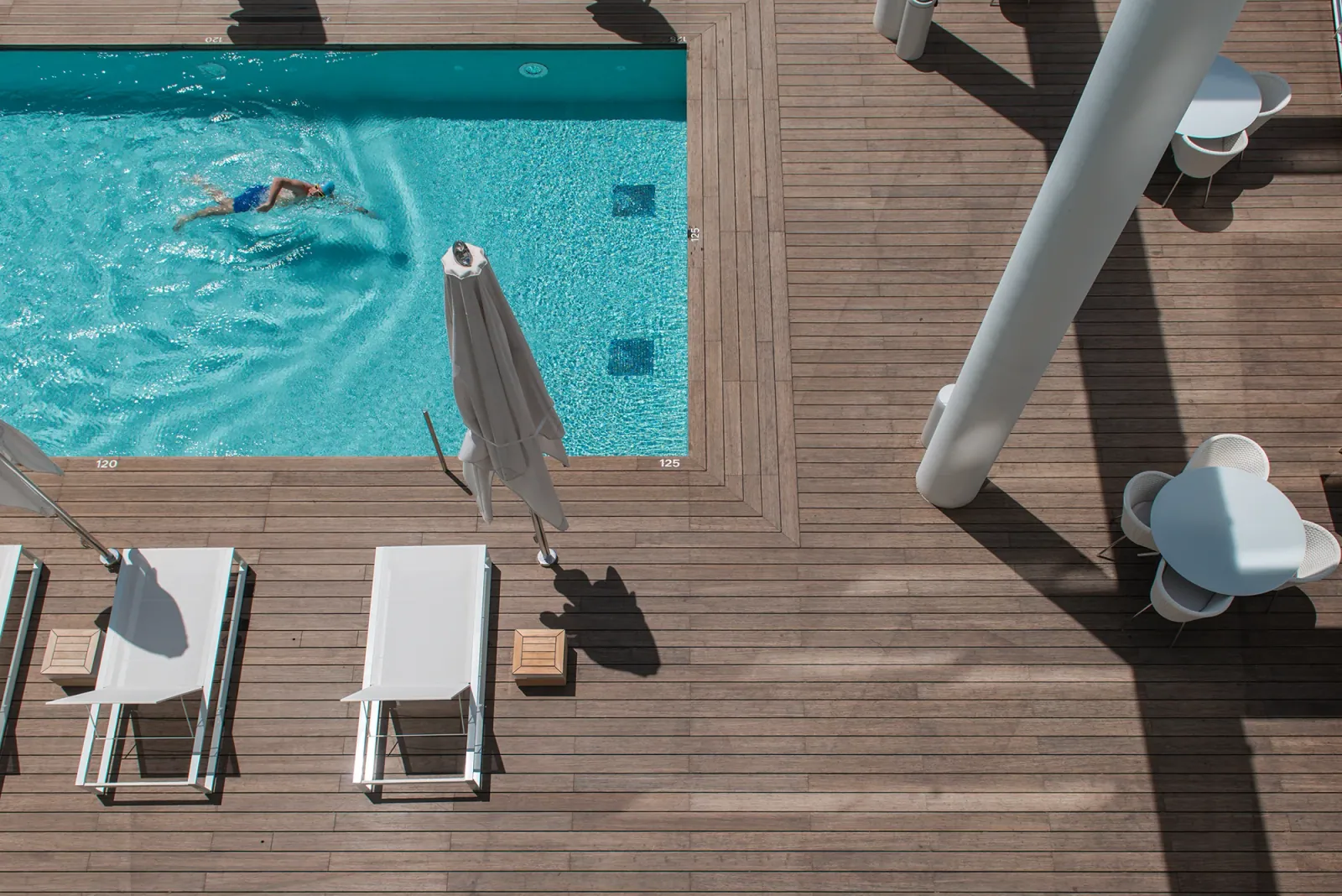 Zwembad met terras van Bamboo X-treme vlonderplanken